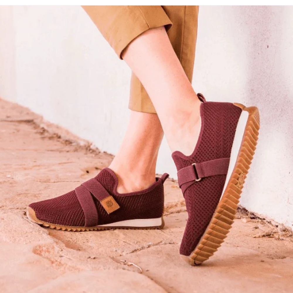 Born Shoes Newberry Women's Slip-On Knit Flats Burgundy Tan Velcro Size 7